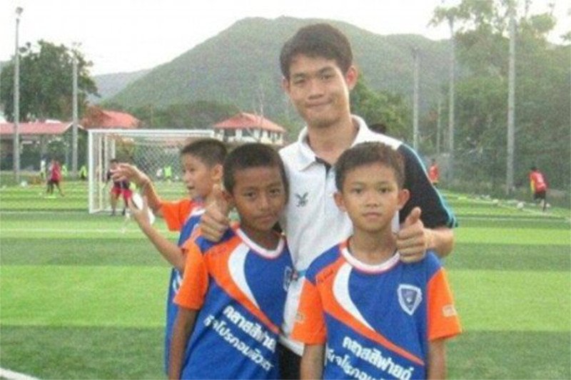 Kim jest Ekapol Chanthawong, trener piłkarski, który utknął z 12-osobową grupą podopiecznych w jaskini w Tajlandii?