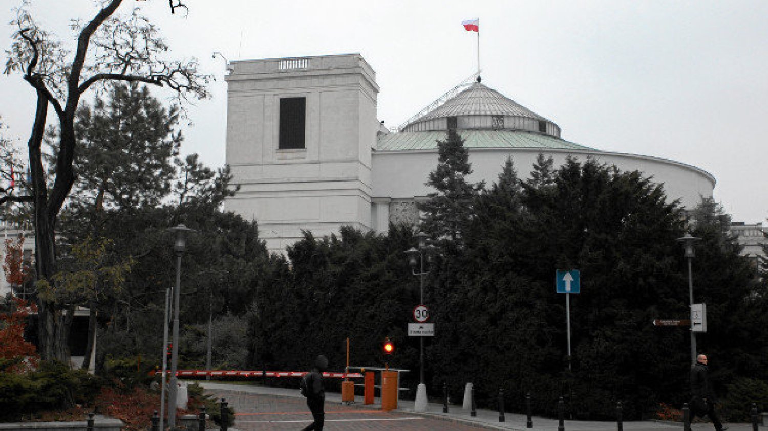 Sejm na razie nie jest ogrodzony tak, jak chcieliby w kancelarii.