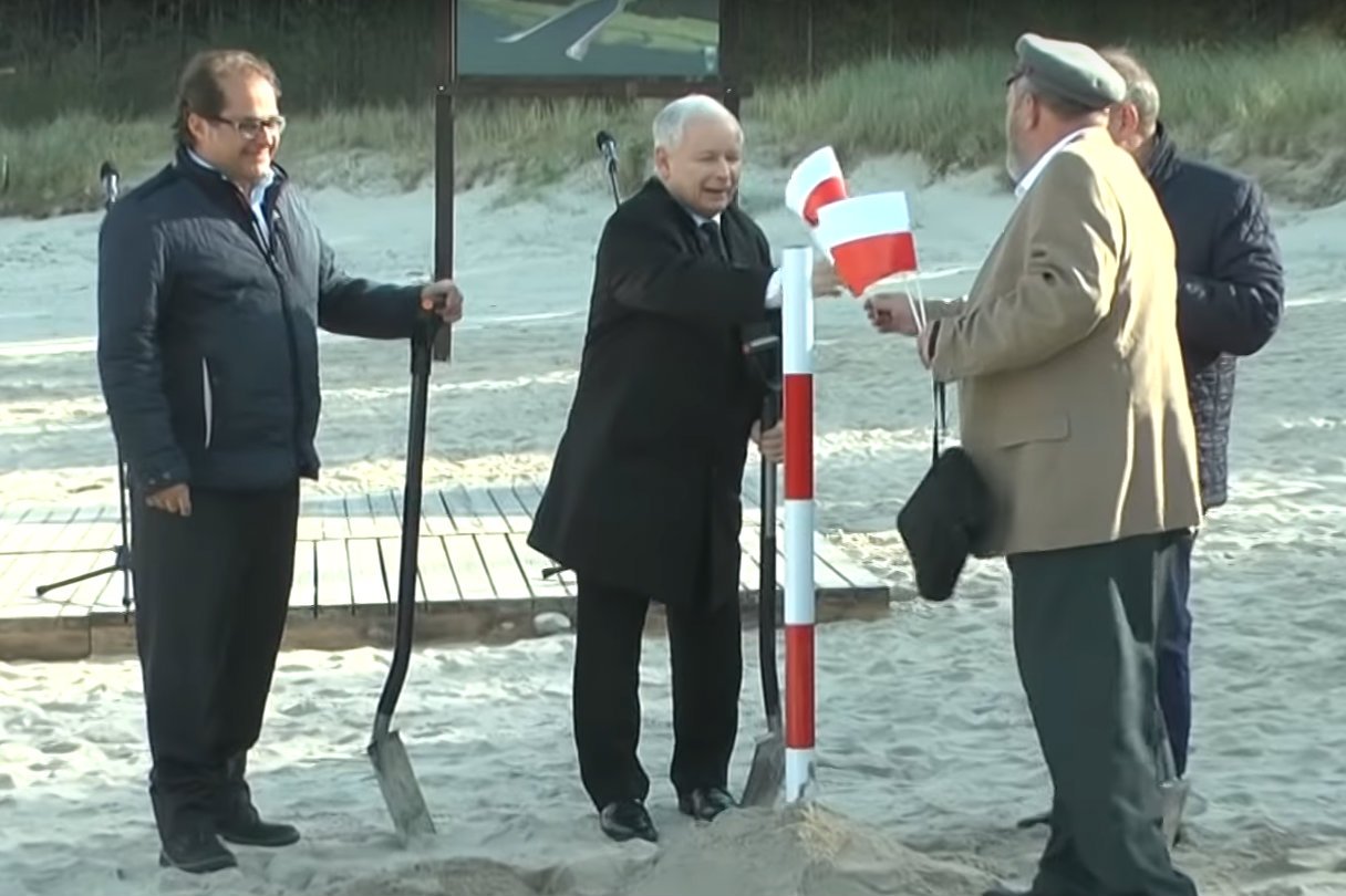 Jarosław Kaczyński uczestniczy w aktywnym promowaniu PiS, choć w teorii przebywa na zwolnieniu lekarskim.