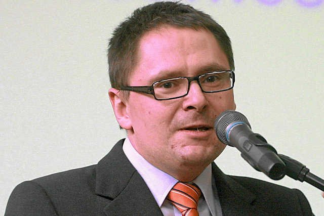 Tomasz Terlikowski domaga się odebrania Jerzemu Urbanowi polskiego obywatelstwa po tym jak redaktor naczelny "NIE" spalił szalik biało-czerwony.