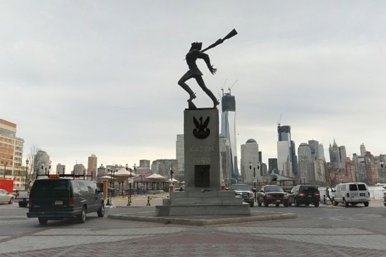 Spór o pomnik katyński zaostrza się. Marszałek Karczewski nie wyklucza podjęcia kroków prawnych wobec burmistrza Jersey City.