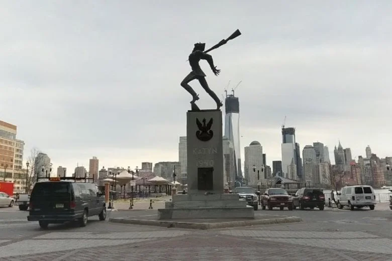 Spór o pomnik katyński zaostrza się. Marszałek Karczewski nie wyklucza podjęcia kroków prawnych wobec burmistrza Jersey City.