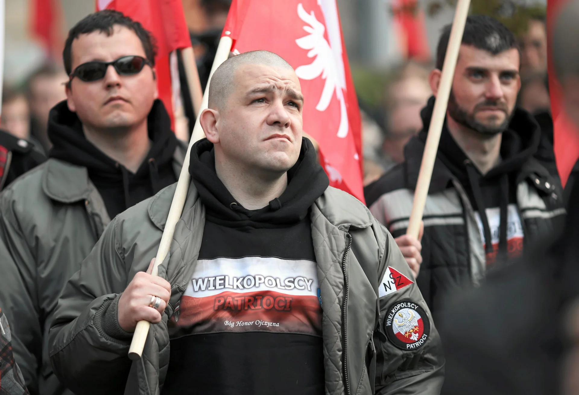 Narodowcy manifestujący pod tęczą na pl. Zbawiciela