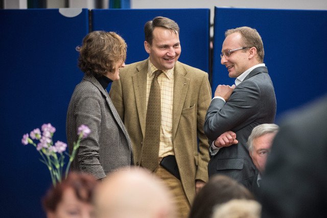 Radosław Sikorski narzeka na Twitterze na przepisy, za którymi sam głosował. Komentarz do jego wpisu robi furorę w sieci