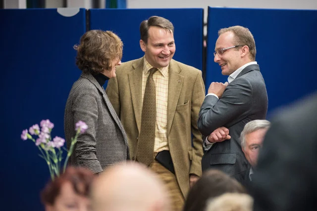 Radosław Sikorski narzeka na Twitterze na przepisy, za którymi sam głosował. Komentarz do jego wpisu robi furorę w sieci