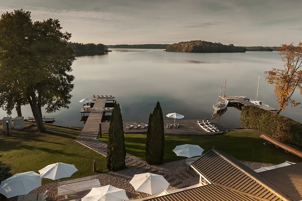 Hotel powstał z marzeń o ulotnych nastrojach, o śniadaniu z widokiem na jezioro, o estetyce, która inspiruje i podsyca pragnienia i o duszy zaklętej w przedmiotach. Skrojony na miarę, perfekcyjnie dopasowany do stylu życia jego autorów i nieposkromionych