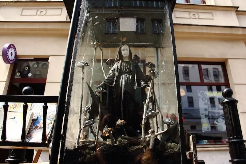 Instalacja z figurką Matki Boskiej Pogorzelskiej w Warszawie.