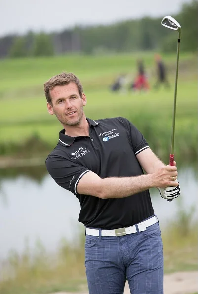 Mateusz Kusznierewicz stara się przekonać innych, że golf to emocjonująca gra.