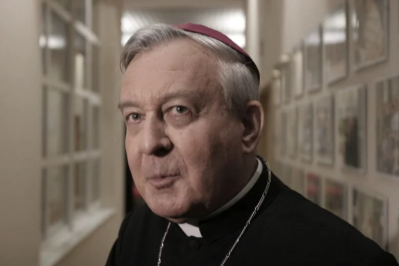Abp Juliusz Paetz w 2002 r. złożył rezygnację na ręce papieża Jana Pawła II – miesiąc po tym, jak media opisały skandal z molestowaniem przez niego kleryków i księży archidiecezji poznańskiej.