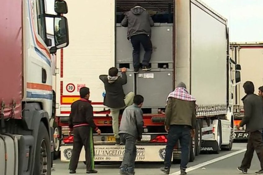 Imigranci często próbowali się dostawać do ciężarówek w "biały dzień"