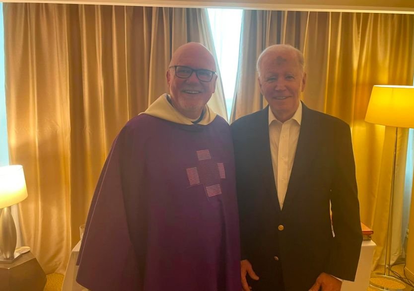 Ksiądz Wiesław Dawidowski opowiedział o kulisach rozmowy z Joe Bidenem, która odbyła się po zorganizowanej w tajemnicy mszy w hotelu Marriot.