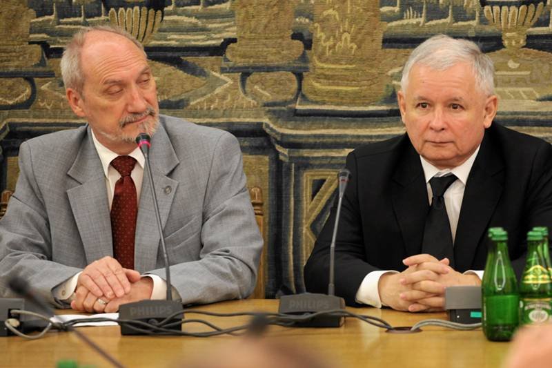 Jarosław Kaczyński i Antoni Macierewicz, kandydat na szefa MON