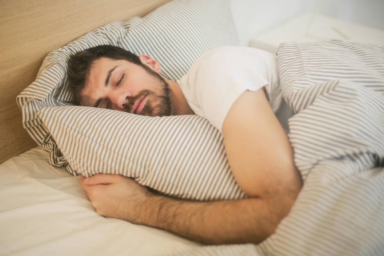 Jeśli robisz drzemkę tuż po budziku, to masz problem. Naukowcy ostrzegają