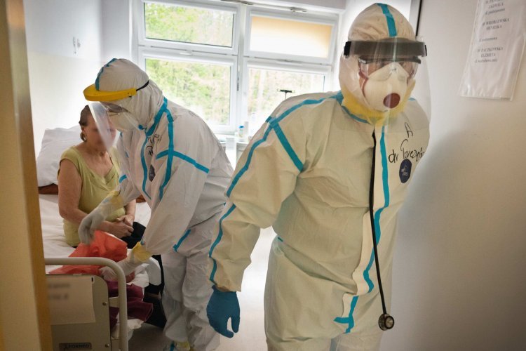 Mamy spadek liczby zakażeń koronawirusem w nowym raporcie.