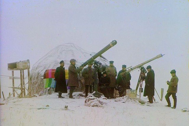 1 stycznia 1907 roku. Obserwacja zaćmienia słońca w górach Tienszan (obecnie pogranicze Chin, Kirgistanu i Kazachstanu)