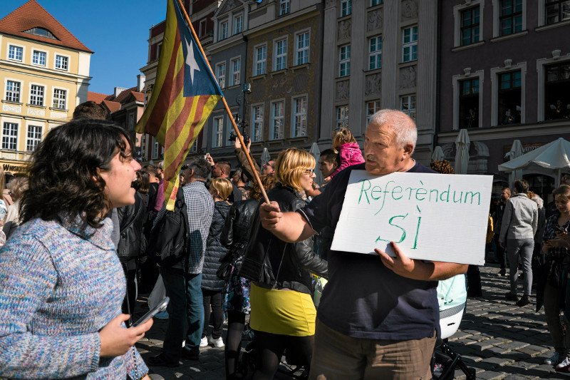 Jednoosobowa demonstracja poparcia dla niepodległości Katalonii na poznańskim rynku. Andrzej Sałaciak popiera referendum, które kwestionuje hiszpański rząd.