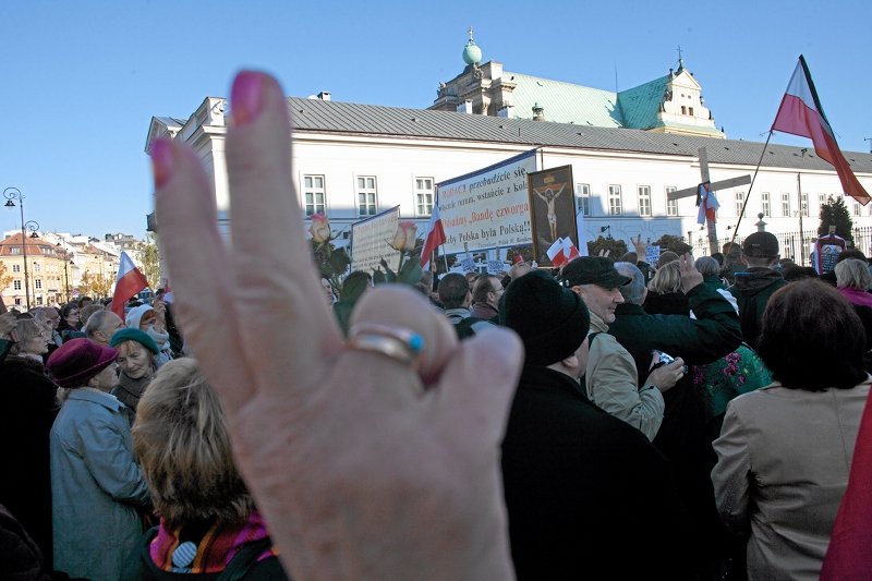 10.10.2010 Zwolennicy PiS zgromadzeni pod pałacem prezydenckim na jednej z miesięcznic obchodzonych dla uczczenia katastrofy smoleńskiej.