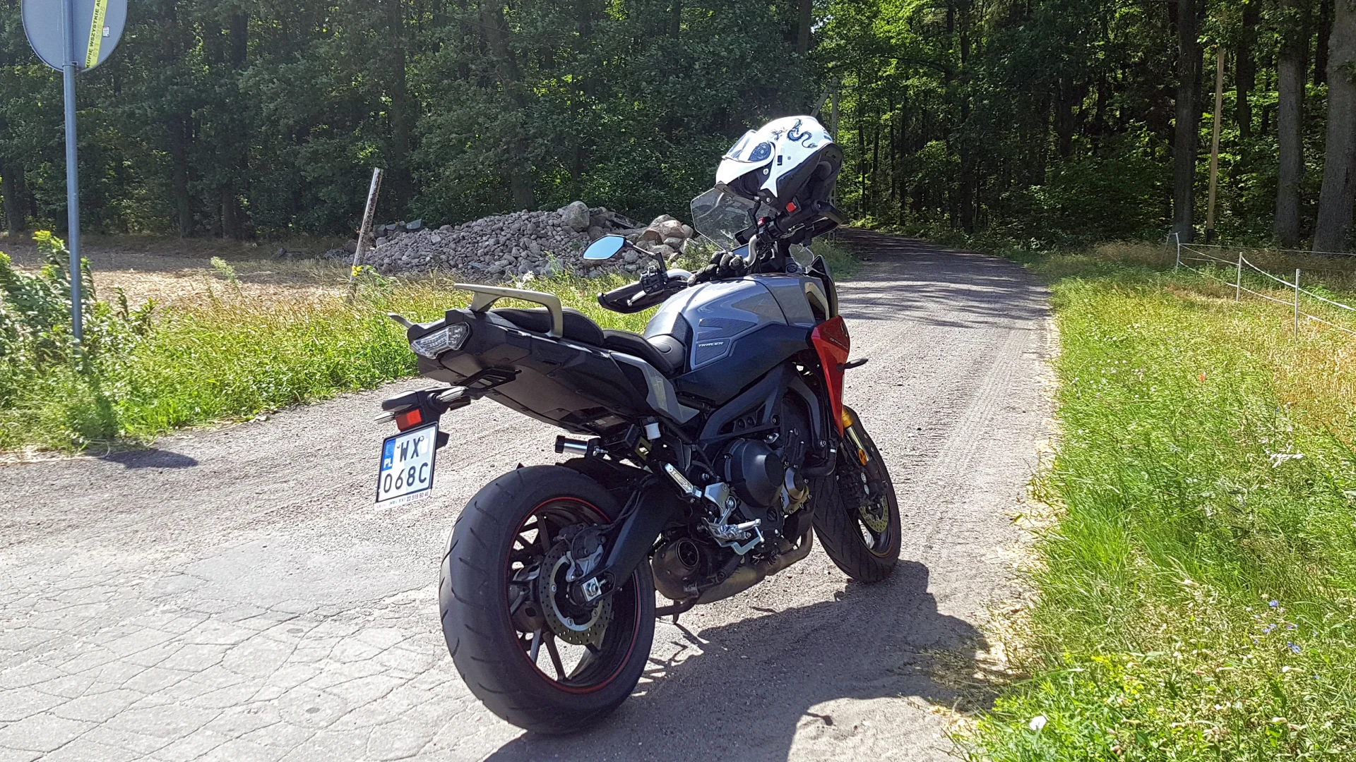 Tym po zdjęciu bocznych kufrów wydaje się bardzo lekki, wręcz filigranowy.