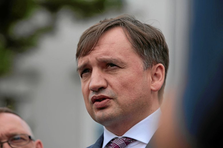 Zbignie Ziobro nakazał zbadanie działań prokuratora, który wnioskował o uwolnienie z zarzutów polityka PiS. Arkadiusz Sz. 7-krotnie został przyłapany na jeździe samochodem bez uprawnień.