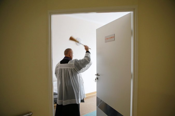 Ordo Iuris alarmuje, że pacjenci umierają bez sakramentów.