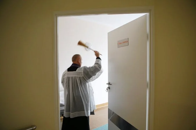Ordo Iuris alarmuje, że pacjenci umierają bez sakramentów.