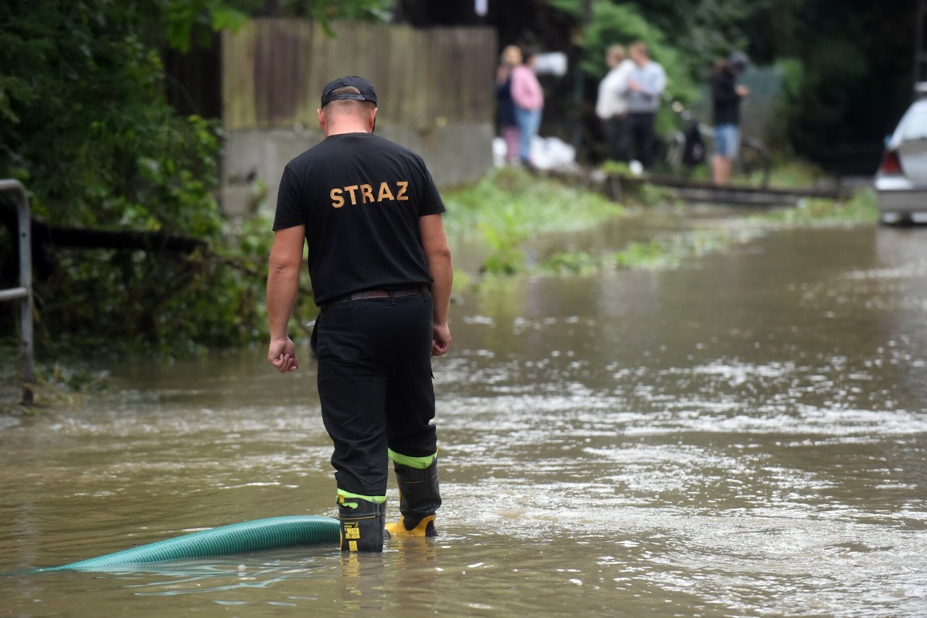 Prezydent Krakowa Jacek Majchrowski wprowadził w środę na obszarze miasta pogotowie przeciwpowodziowe.