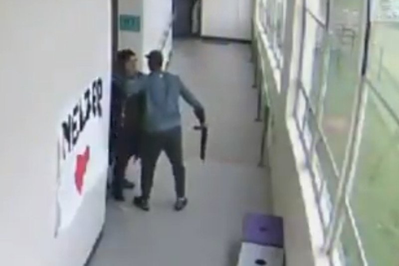 Nauczyciel zapobiegł szkolnej masakrze. W internecie właśnie pojawiło się nagranie z incydentu.