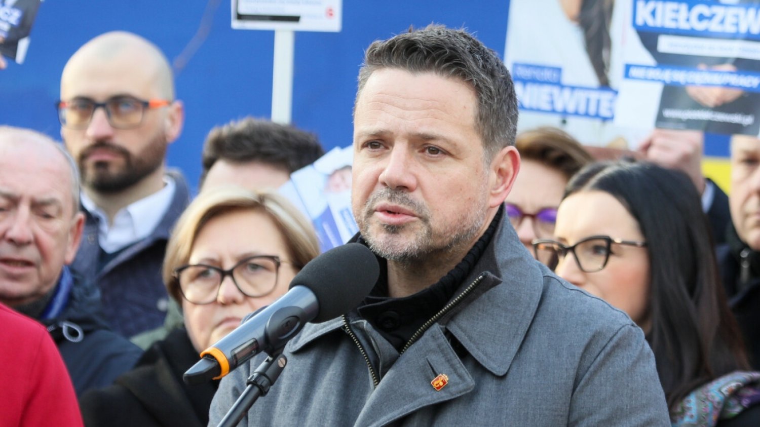 Fala krytyki po życzeniach Trzaskowskiego. Zdradził, co robi w domu.