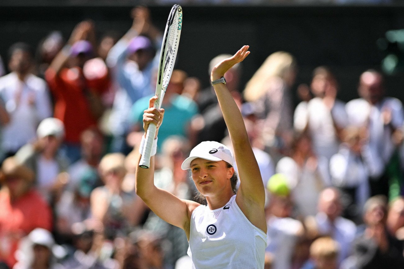 Iga Świątek od zwycięstwa rozpoczęła tegoroczny Wimbledon. Polka w pierwszej rundzie uporała się z Chorwatką Janą Fett.