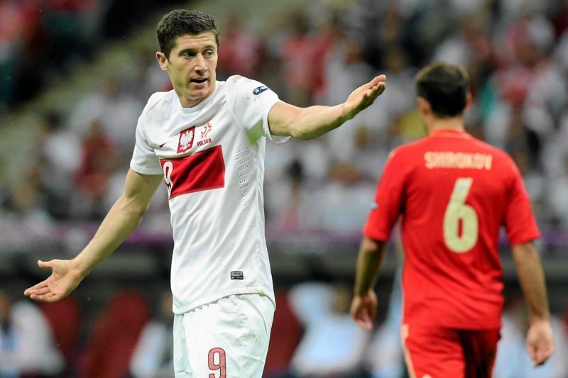 Robert Lewandowski może tylko rozkładać ręce. Od dziesięciu miesięcy nie może strzelić bramki dla reprezentacji Polski