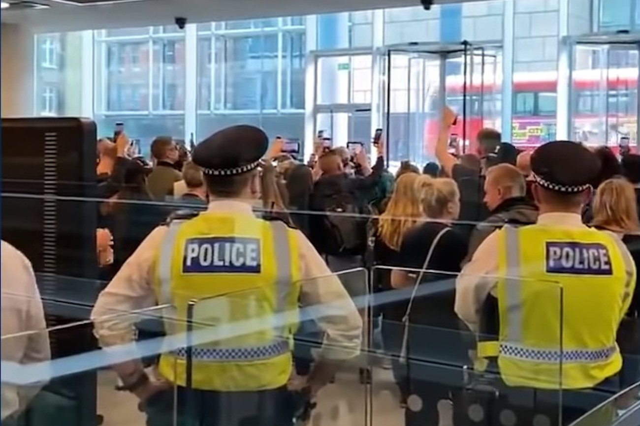 Antyszczepionkowcy wtargnęli do siedziby telewizji w Londynie.