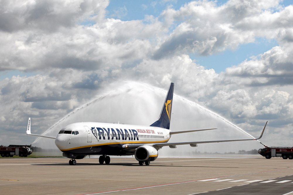 Samolot tradycyjnie witany w Modlinie przez wozy strażackie