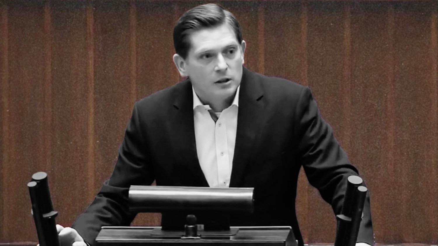 Kownacki z PiS znowu w centrum afery. Dziennikarka oskarża go o wulgarny gest