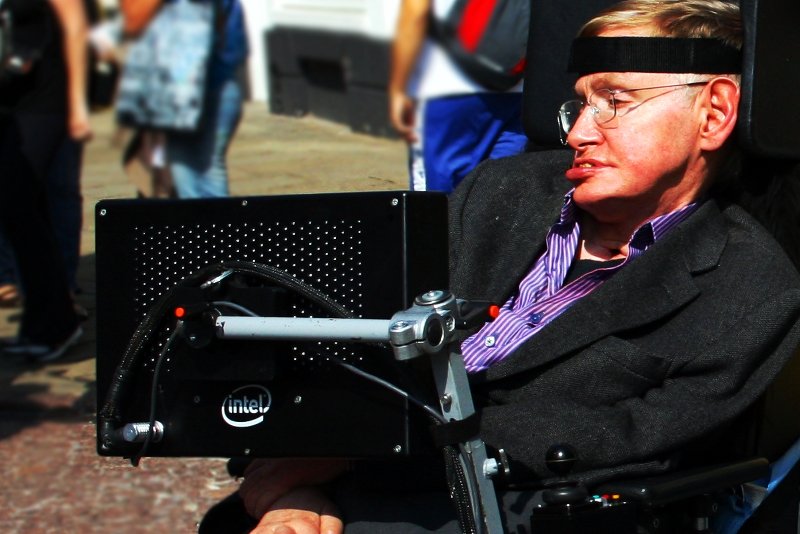 Stephen Hawking - czy wybitny naukowiec zagra czarny charakter w filmie o Jamesie Bondzie?