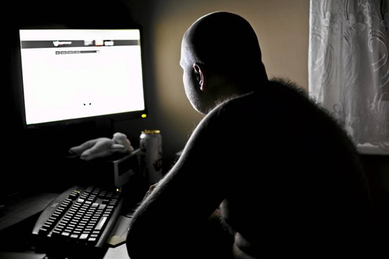 Internauta przed komputerem