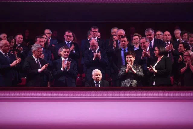 Antoni Macierewicz mimo wypadku zdążył oklaskać Jarosława Kaczyńskiego na imprezie tygodnika sympatyzującego z PiS.