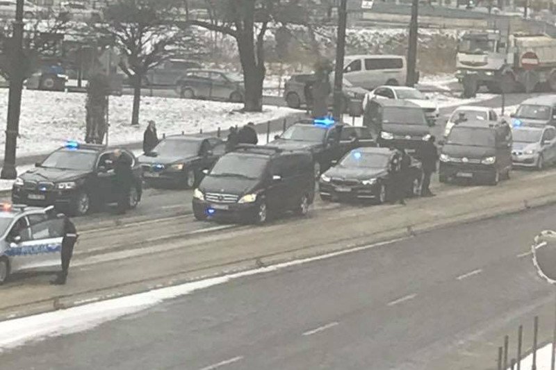 Prezydencka limuzyna zderzyła się z... betonowym separatorem.