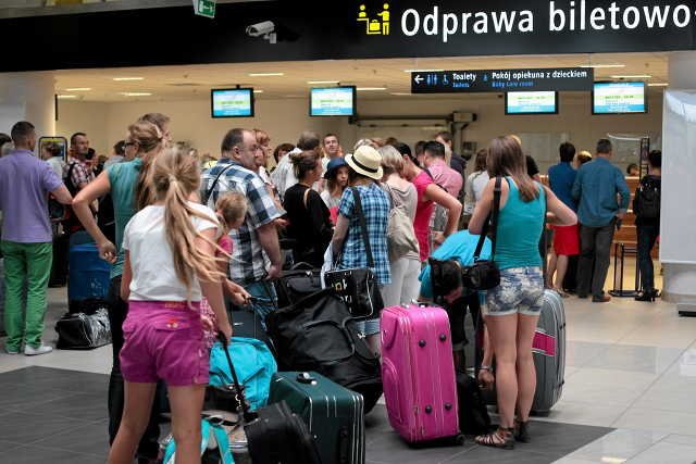 Polacy w poszukiwaniu pracy wolą wyjechać za granicę, niż do innego polskiego miasta