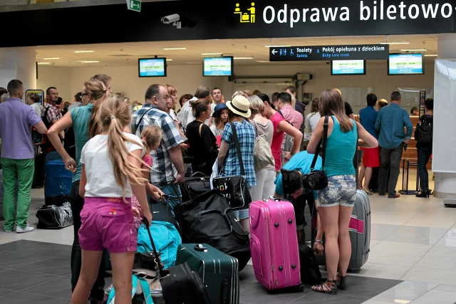 Polacy w poszukiwaniu pracy wolą wyjechać za granicę, niż do innego polskiego miasta