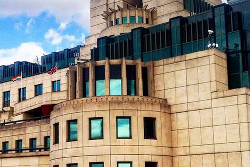Tęczowa flaga powiewa dumnie m.in. nad budynkiem, w którym swoją główną siedzibę ma MI6.