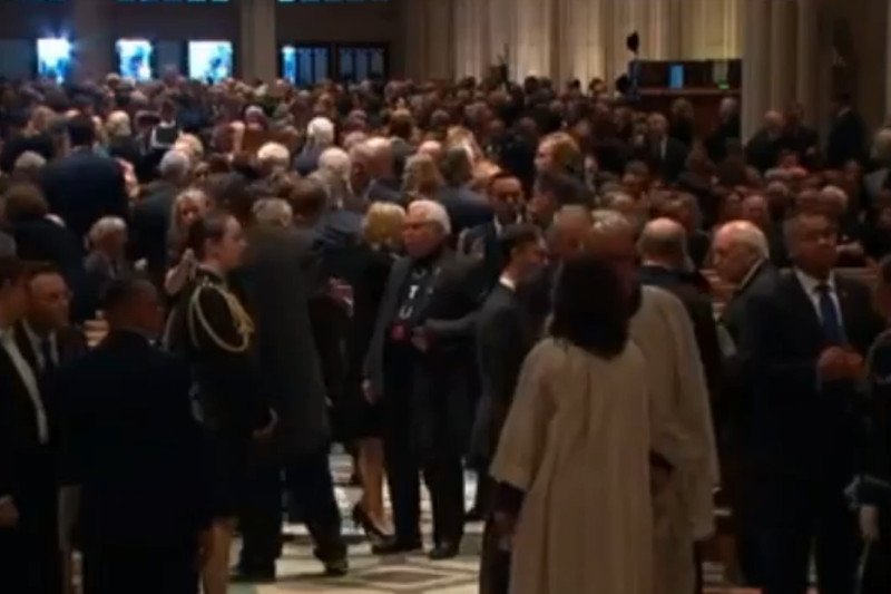 Lech Wałęsa na uroczystościach pogrzebowych chodził ubrany w koszulkę z napisem "konstytucja".