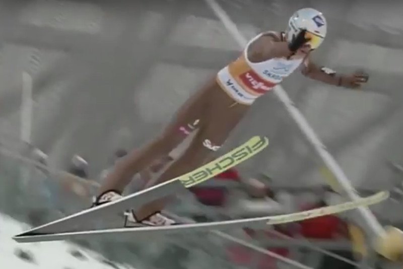 Kamil Stoch miał problemy z utrzymaniem równowagi w powietrzu podczas drugiego skoku turnieju.