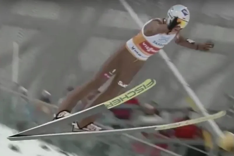 Kamil Stoch miał problemy z utrzymaniem równowagi w powietrzu podczas drugiego skoku turnieju.