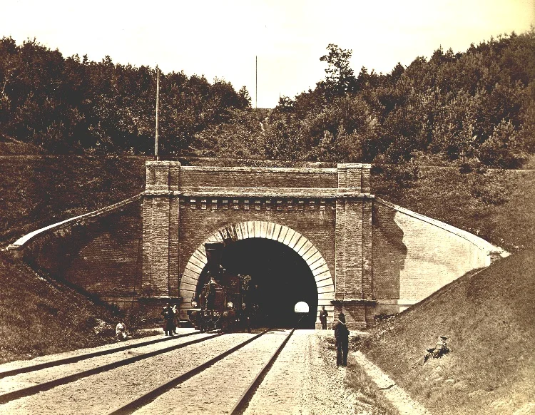 Tunel kolejowy w Ponarach, fotografia z XIX wieku.