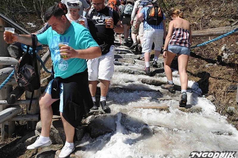 Tak prezentują się turyści nad Morskim Okiem