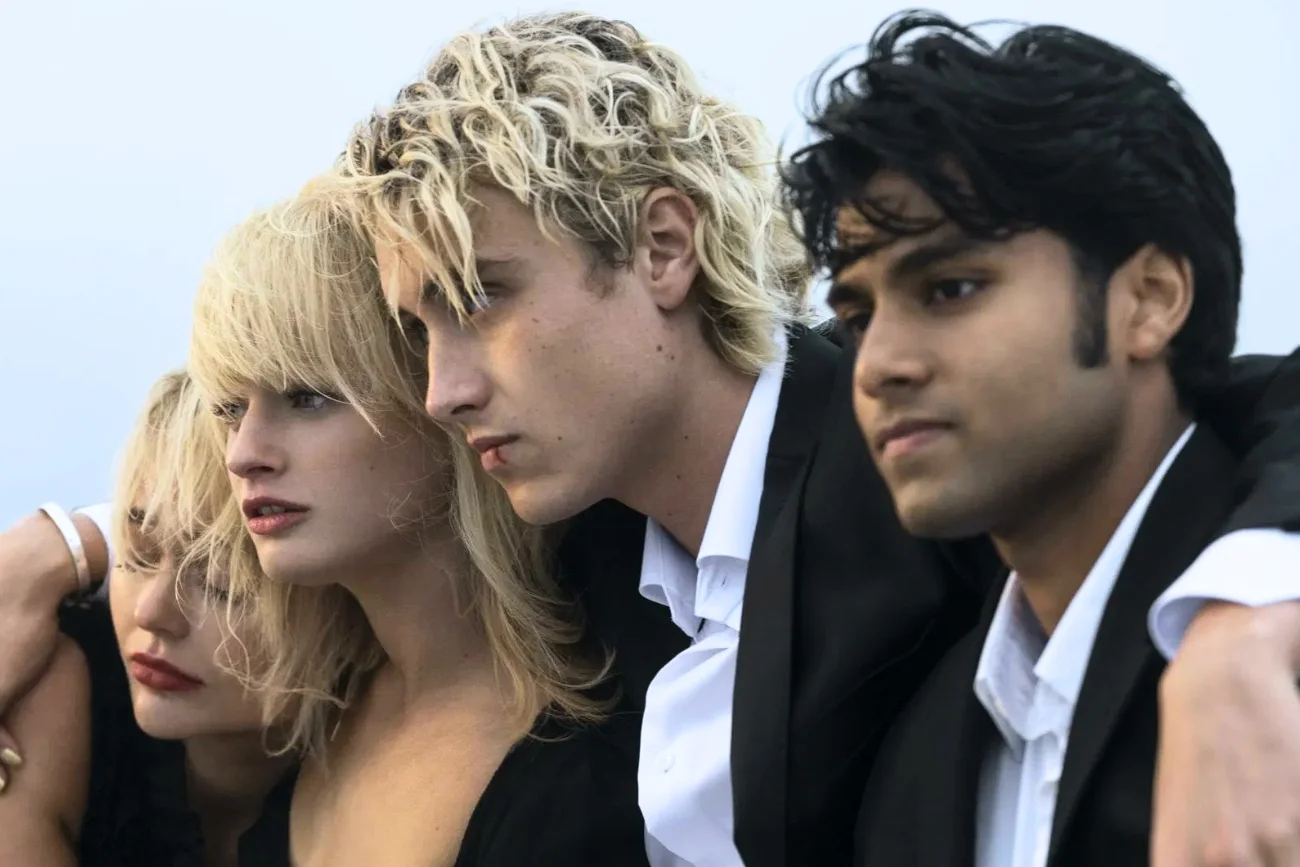 Emily Alyn Lind, Esther McGregor, Joseph Zada i Shubham Maheshwari w serialu "Byliśmy łgarzami"
