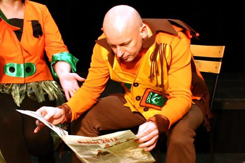 Andrzej Pyrek - bankowiec, który spędza wolne chwile grając w amatorskim teatrze