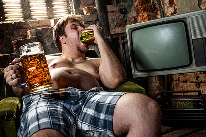 [url=http://www.shutterstock.com/pl/pic-100103645/stock-photo-fat-man-eating-hamburger-seated-on-armchair.html?src=HiKSQRaBkOTTCN3dWCbMpg-1-89]Alkohol[/url] sprawia, że chętniej sięgamy po niezdrowe i kaloryczne jedzenie.