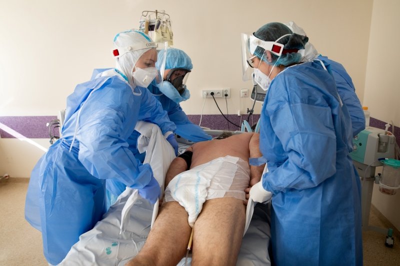 Pacjent covidowy pod opieką medyków. Lublin, szpital wojewódzki.