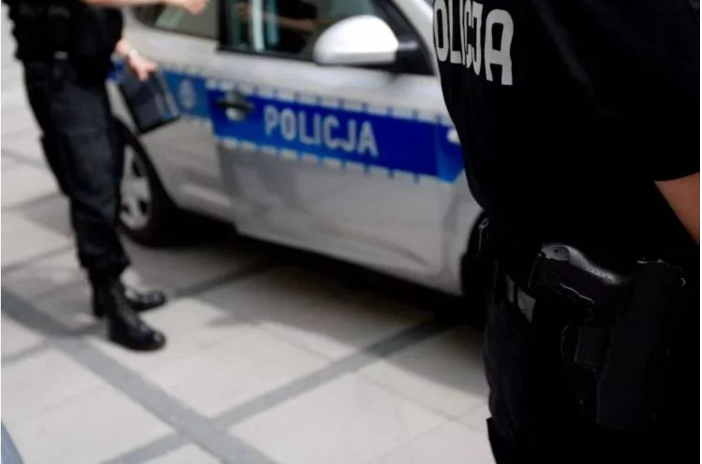 Kierowca forda potrącił 34-letnią kobietę, która szła z dwojgiem małych dzieci.